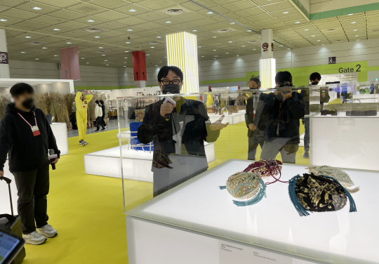 정구호 총감독이 '2021 공예트렌드페어' 주제관에서 작품 설명을 하고 있다. 디지털타임스 DB